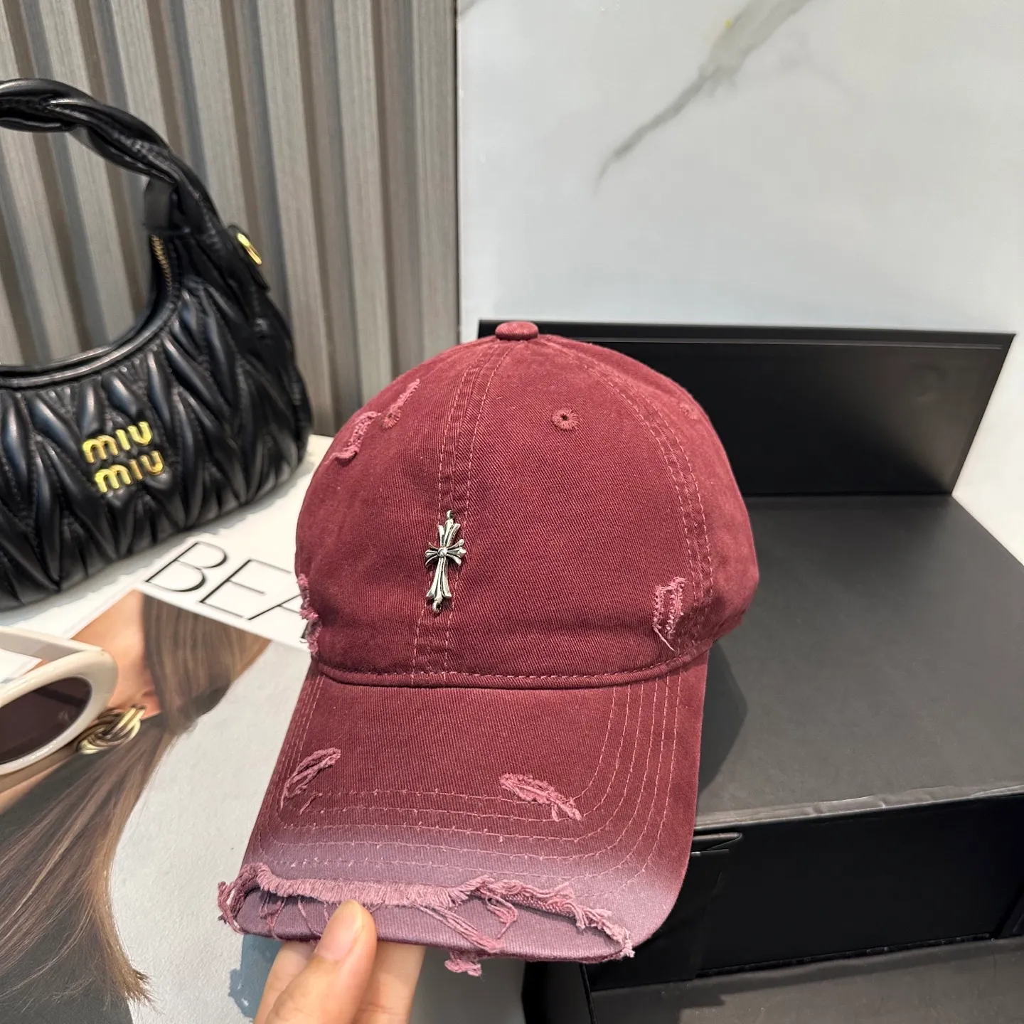P60 Crow Heart 🆕🆕New baseball cap, stylish and classic cross logo, casual with a cool feeling, unisex style, same style for men and women! Very easy to match! Head circumference: 56-58cm is available